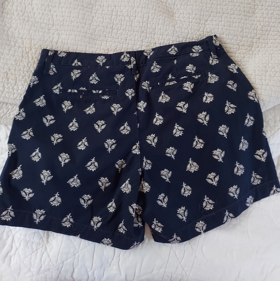 Old Navy~ Navy Blue White Floral High Waist Shorts Size 4 - Picture 3 of 10